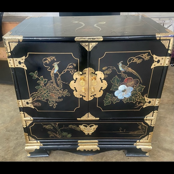 Pair of Midcentury Chinese Chinoiserie Black Lacquer Nightstands - Picture 1 of 7